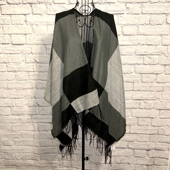 Athleta Ruana charcoal gray black color block fringe wrap - Picture 6 of 6